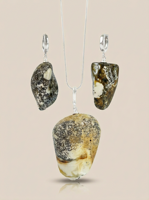 Balto_gintaro_auskarai_ir_pakabukas