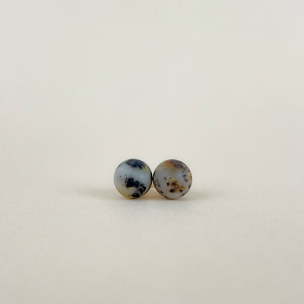 Neblizgaus gintaro auskarai vinukai 10mm skersmens, auksuotas sidabras 925 "Visata"