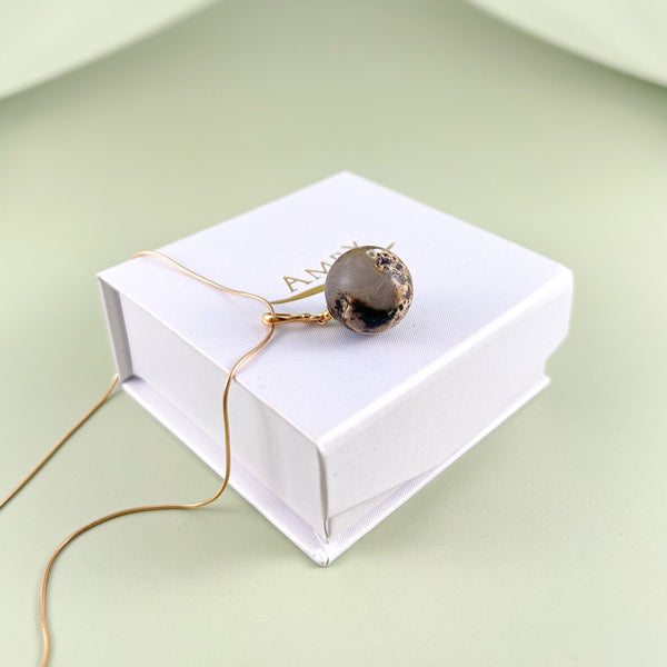 Gintarinis pakabukas, auksuotas sidabras 925 "Planeta"