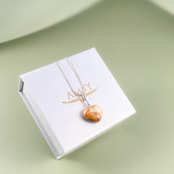 Gintaro širdis, sidabras 925 "Balta karamelė"