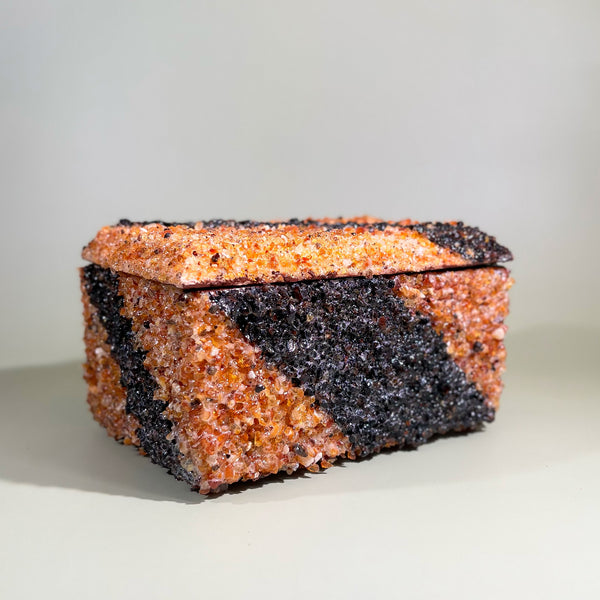 Gintaro dėžutė papuošalams iš medžio su Baltijos gintaru "Linijos"