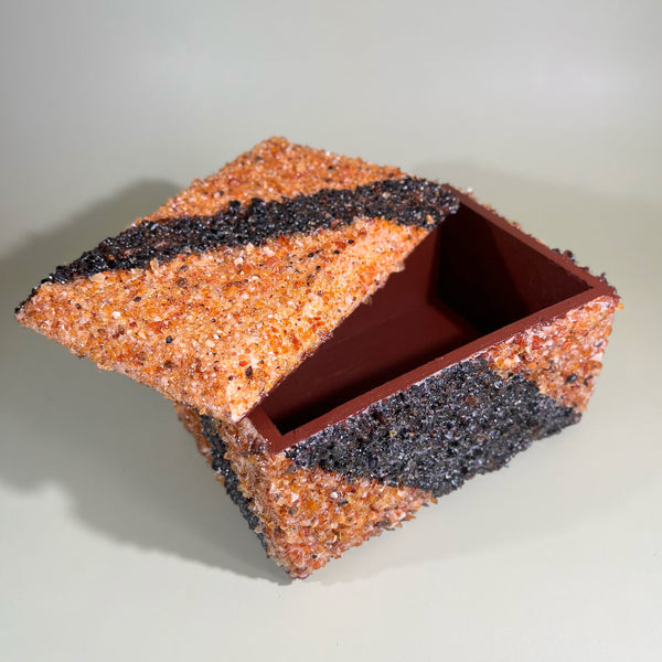 Gintaro dėžutė papuošalams iš medžio su Baltijos gintaru "Linijos"