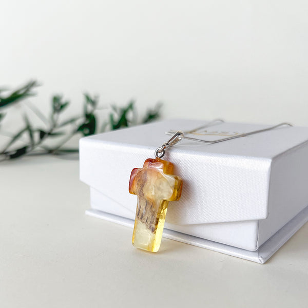 Geltonas gintaro kryželis , sidabras 925 "Švelnumas"