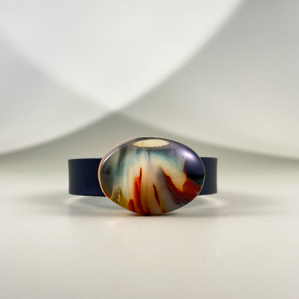 Gintaro apyrankė su oda "Gintaro gelmė"