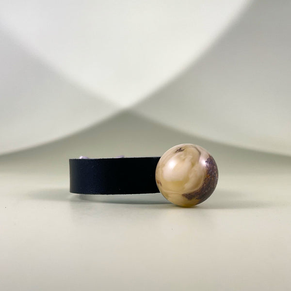 Gintaro apyrankė su oda "Puselė"