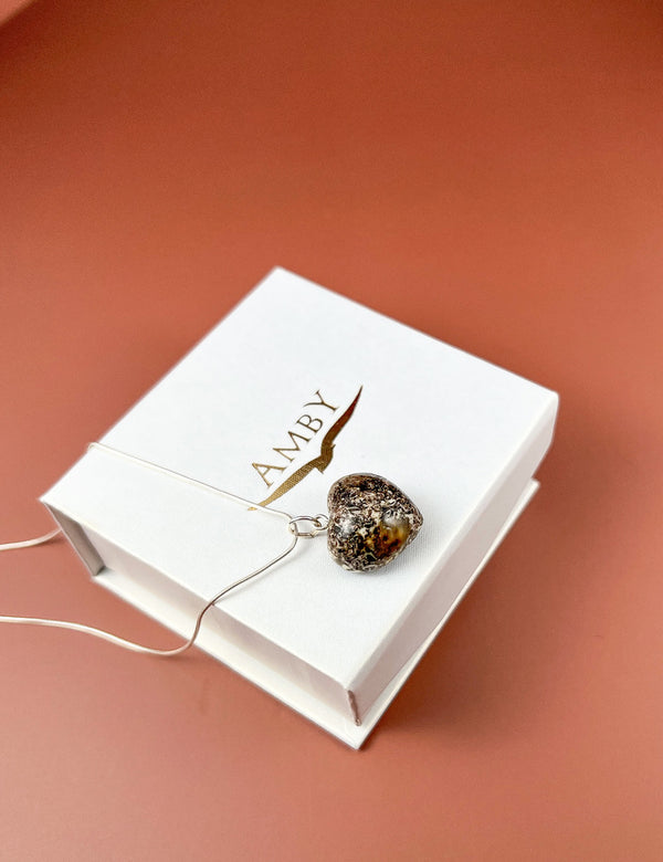 Gintaro širdis, sidabras 925 "Laimės kupina"