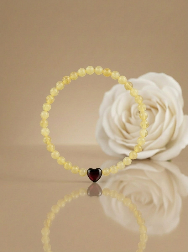 Karališko gintaro apyrankė su juodo gintaro širdelė "Meilė"