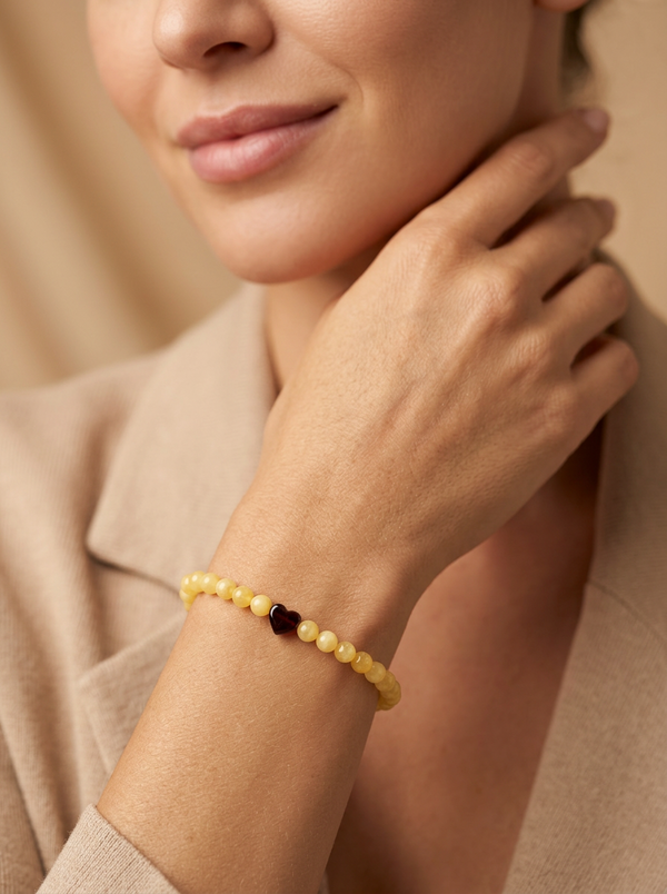 Karališko gintaro apyrankė su juodo gintaro širdelė "Meilė"