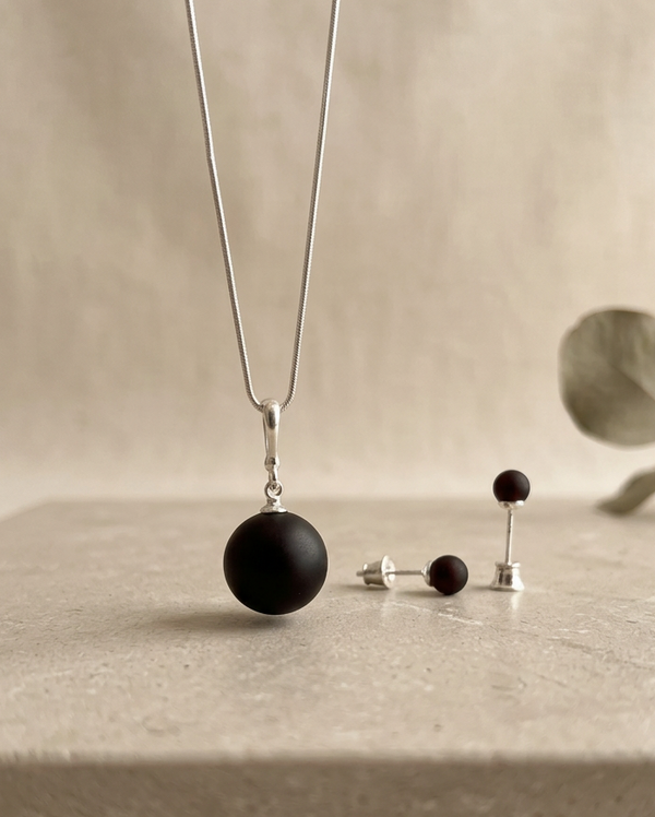 juodas neblizgus gintaras pakabukas ir auskarai