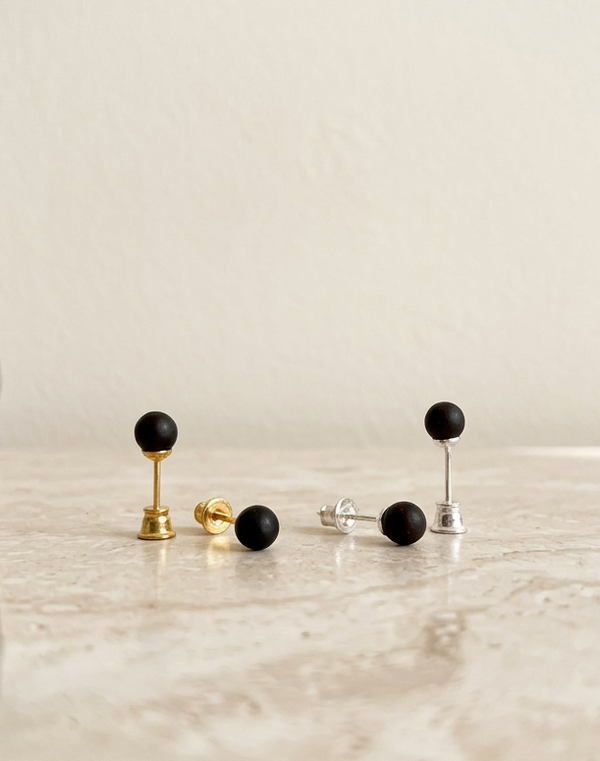 neblizgaus gintaro auskarai juodi