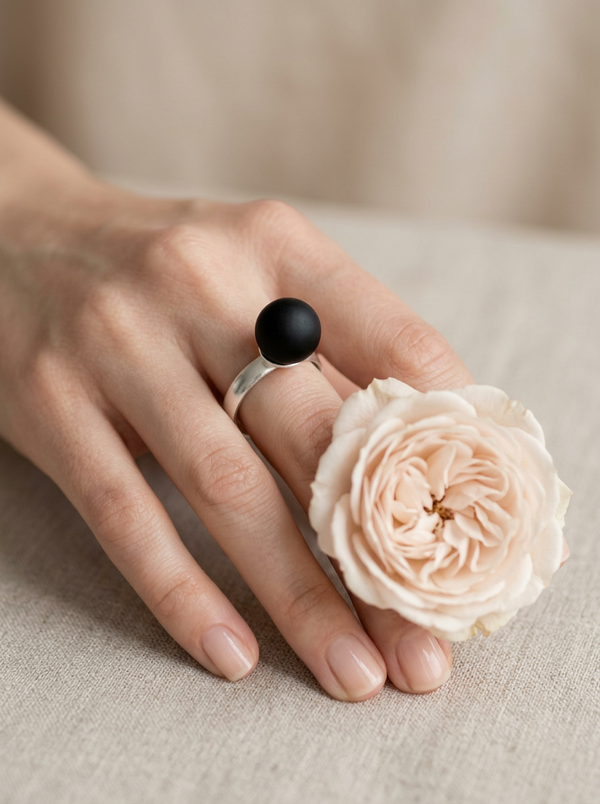 Bellum gold žiedas su juodu neblizgiu gintaru, sidabras arba auksuotas sidabras 925