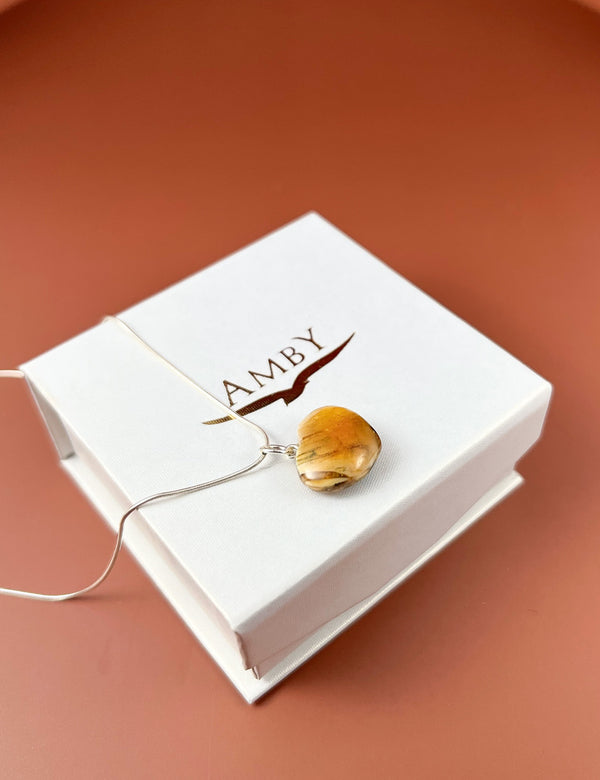 Gintaro širdis, sidabras 925 "Karšta meilė"