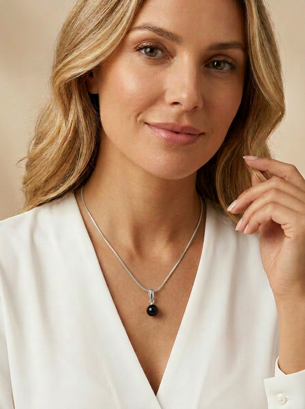 sidabro_blizgus_juodas gintaro pakabukas